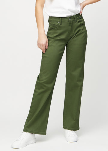 Loose jeans för kvinnor i mörkgrön, färgen Renewals. Framifrån på en modell, med rymlig passform och vida ben.