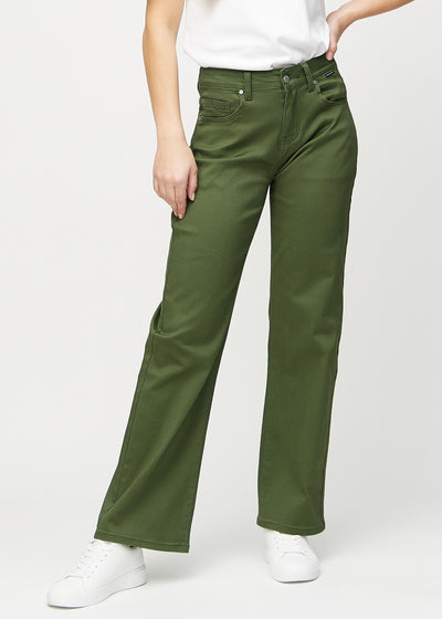 Loose jeans för kvinnor i mörkgrön, färgen Renewals. Framifrån på en modell, med rymlig passform och vida ben.