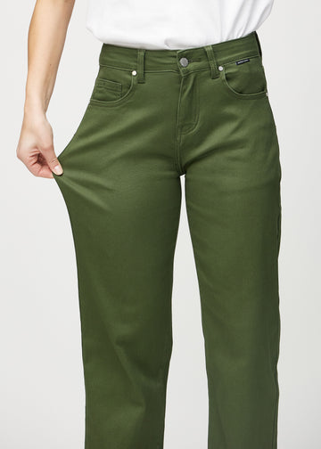 Loose jeans för kvinnor i mörkgrön, färgen Renewals. En modell drar i jeanstyget vid låret för att visa stretchen.