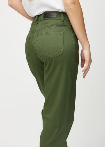Loose jeans för kvinnor i mörkgrön, färgen Renewals. Närbild bakifrån på en modell, som visar passform och detaljer.