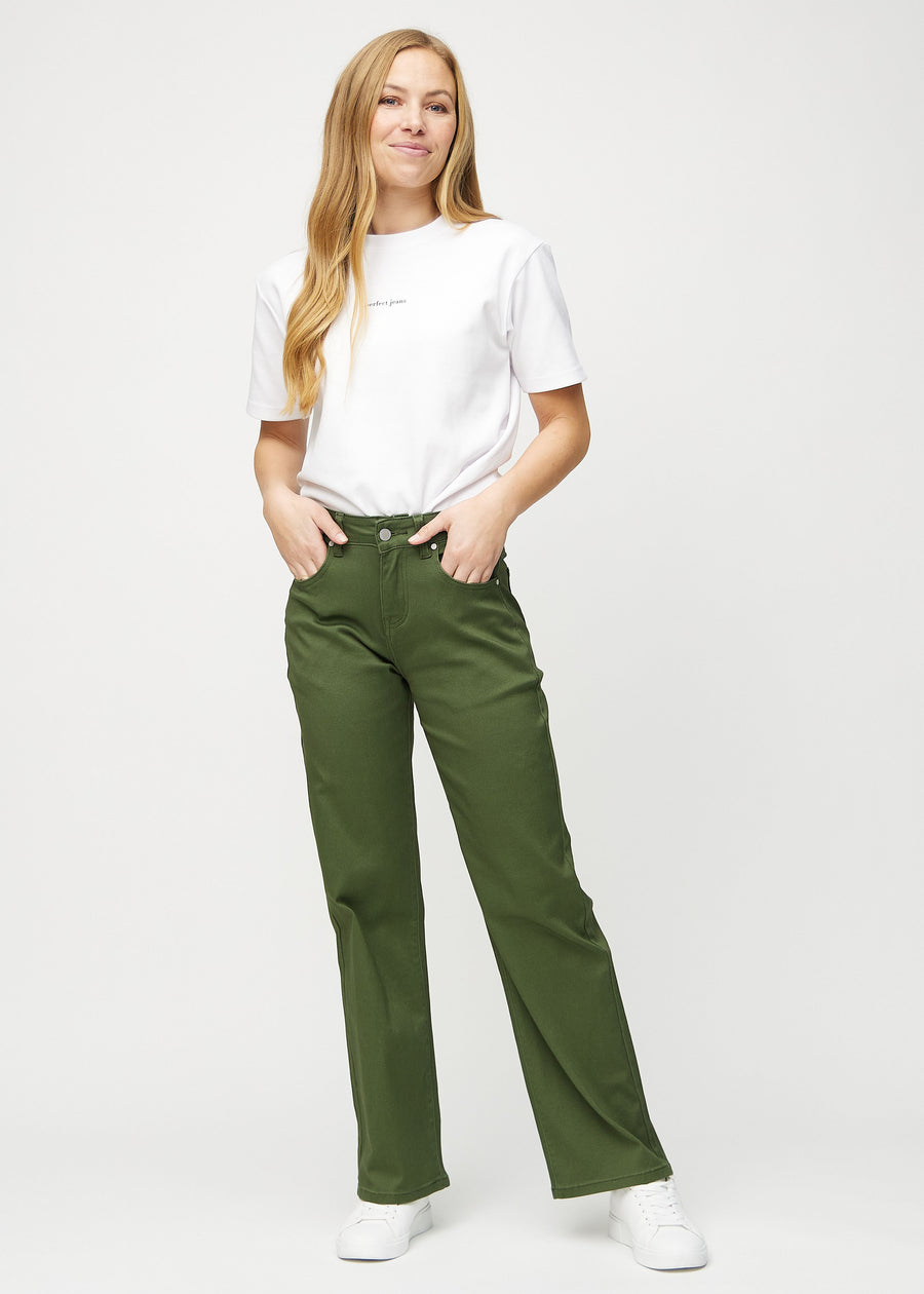 Loose jeans för kvinnor i mörkgrön, färgen Renewals. Helbild av en modell som bär löst sittande jeans.