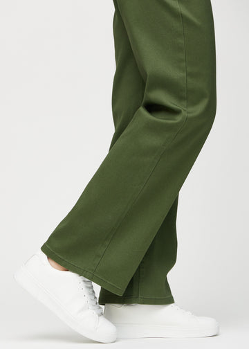 Loose jeans för kvinnor i mörkgrön, färgen Renewals. Närbild vid anklarna på en modell, som visar de vida bensluten.
