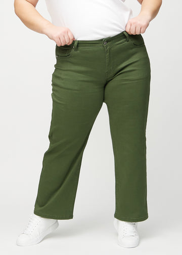 Loose jeans för kvinnor i mörkgrön, färgen Renewals. Framifrån på en plus size-modell, med rymlig passform och vida ben.