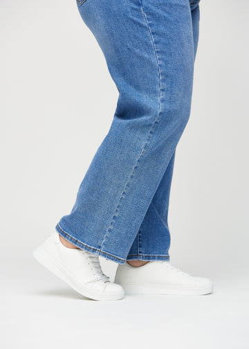 Loose jeans för kvinnor i blå, färgen Rivers. Närbild vid anklarna på en plus size-modell, som visar de vida bensluten.