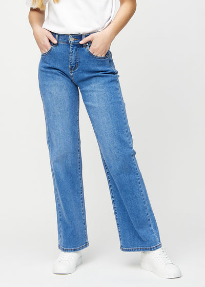 Loose jeans för kvinnor i blå, färgen Rivers. Framifrån på en modell, med rymlig passform och vida ben.