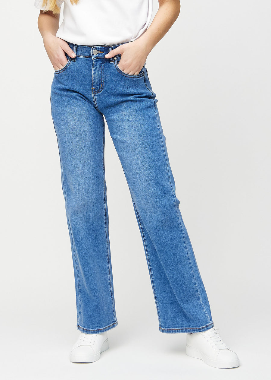 Loose jeans för kvinnor i blå, färgen Rivers. Framifrån på en modell, med rymlig passform och vida ben.