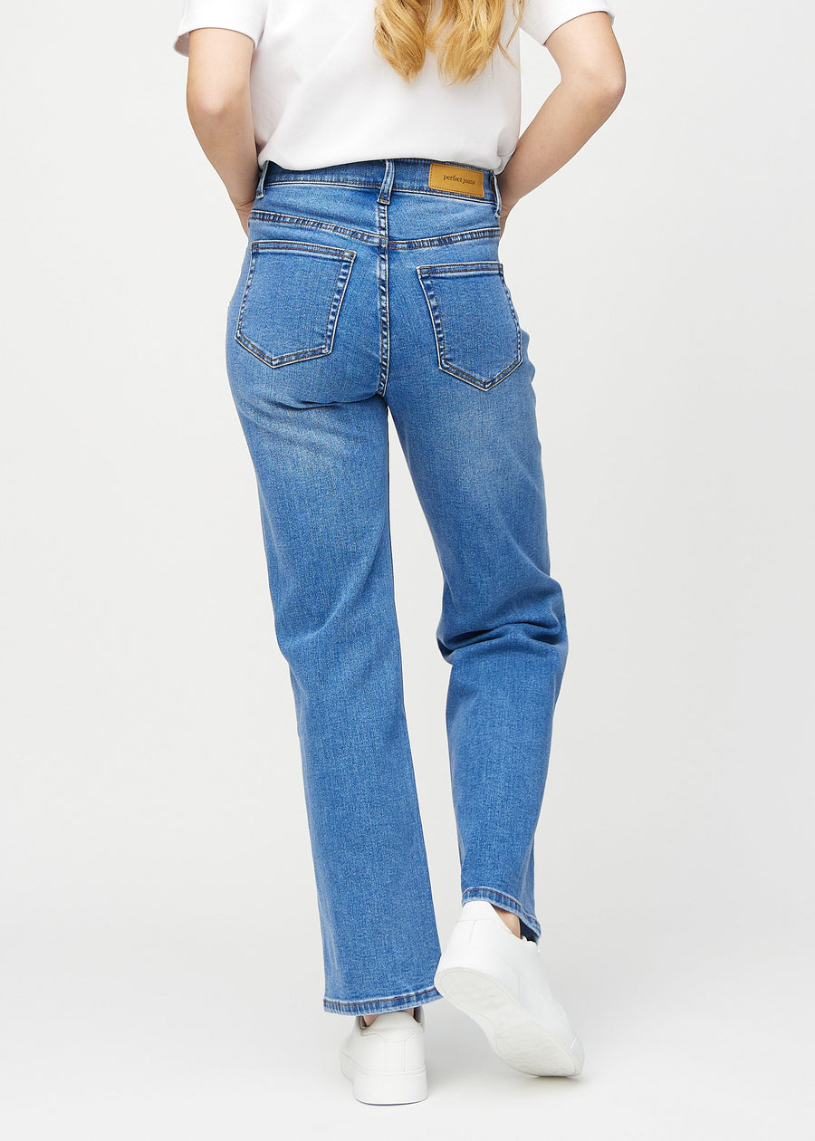 Loose jeans för kvinnor i blå, färgen Rivers. Bakifrån på en modell, så att hela den lösa passformen syns.