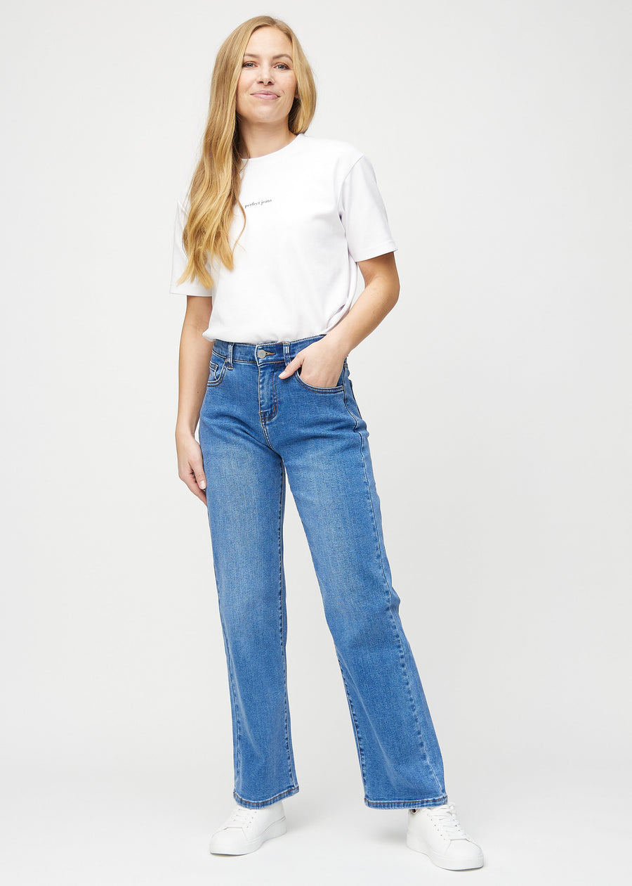 Loose jeans för kvinnor i blå, färgen Rivers. Helbild av en modell som bär löst sittande jeans.