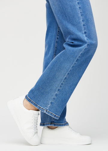 Loose jeans för kvinnor i blå, färgen Rivers. Närbild vid anklarna på en modell, som visar de vida bensluten.