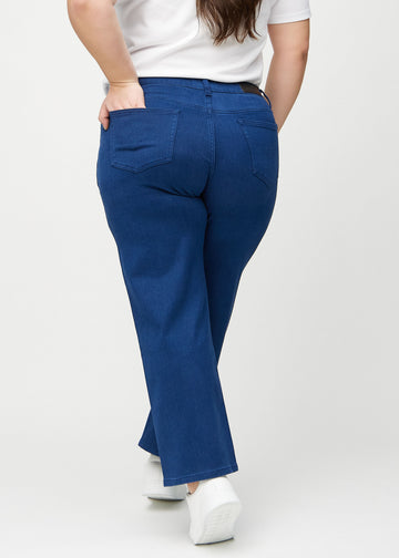 Loose jeans för kvinnor i mörkblå, färgen Royals. Bakifrån på en plus size-modell, så att hela den lösa passformen syns.