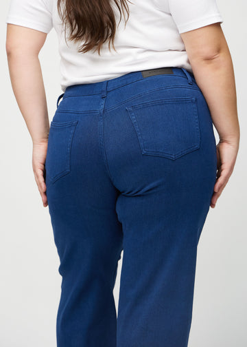 Loose jeans för kvinnor i mörkblå, färgen Royals. Närbild bakifrån på en plus size-modell, som visar passform och detaljer.