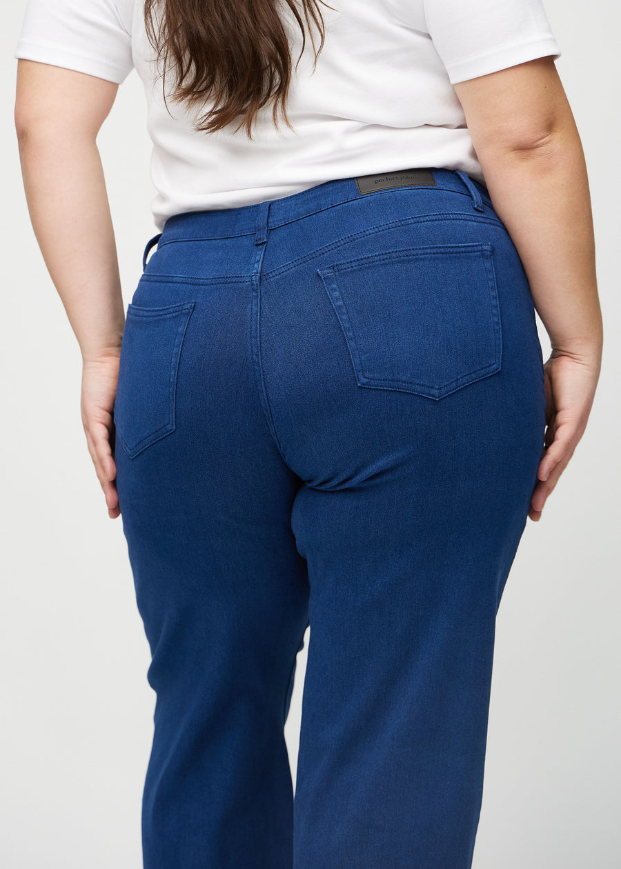 Loose jeans för kvinnor i mörkblå, färgen Royals. Närbild bakifrån på en plus size-modell, som visar passform och detaljer.