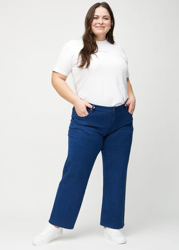 Loose jeans för kvinnor i mörkblå, färgen Royals. Helbild av en plus size-modell som bär löst sittande jeans.