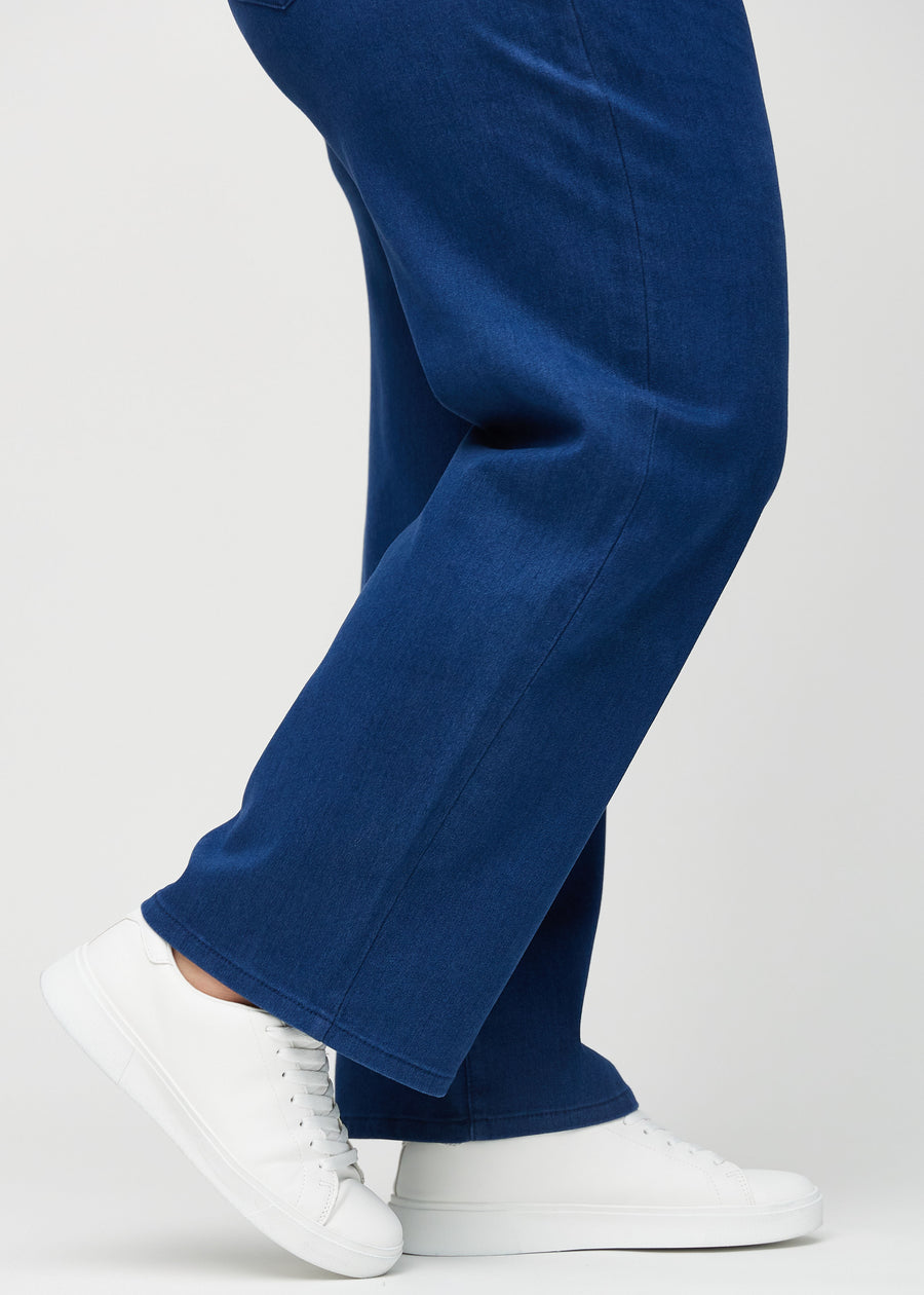 Loose jeans för kvinnor i mörkblå, färgen Royals. Närbild vid anklarna på en plus size-modell, som visar de vida bensluten.