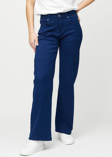 Loose jeans för kvinnor i mörkblå, färgen Royals. Framifrån på en modell, med rymlig passform och vida ben.