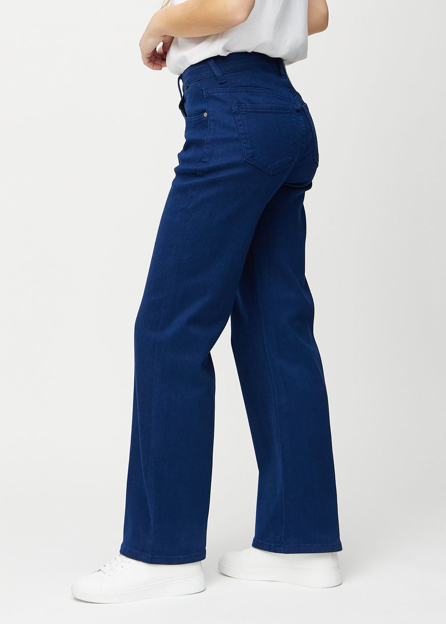 Loose jeans för kvinnor i mörkblå, färgen Royals. Från sidan på en modell, med synlig lös passform.