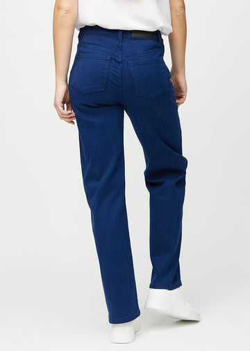 Loose jeans för kvinnor i mörkblå, färgen Royals. Bakifrån på en modell, så att hela den lösa passformen syns.