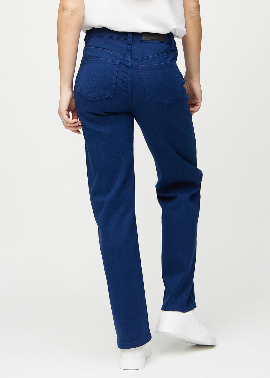 Loose jeans för kvinnor i mörkblå, färgen Royals. Bakifrån på en modell, så att hela den lösa passformen syns.