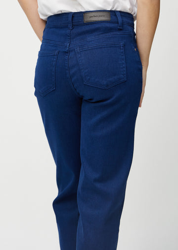 Loose jeans för kvinnor i mörkblå, färgen Royals. Närbild bakifrån på en modell, som visar passform och detaljer.