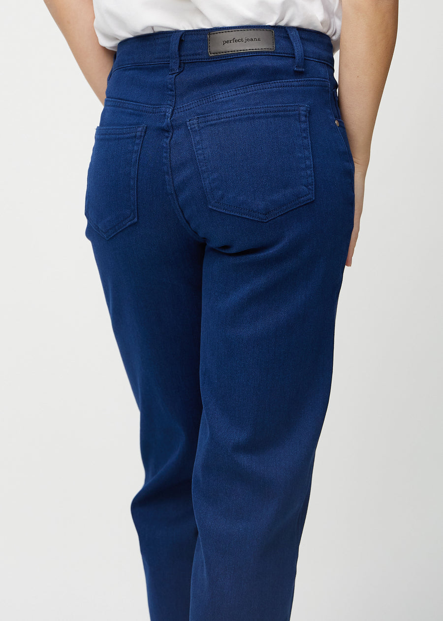 Loose jeans för kvinnor i mörkblå, färgen Royals. Närbild bakifrån på en modell, som visar passform och detaljer.