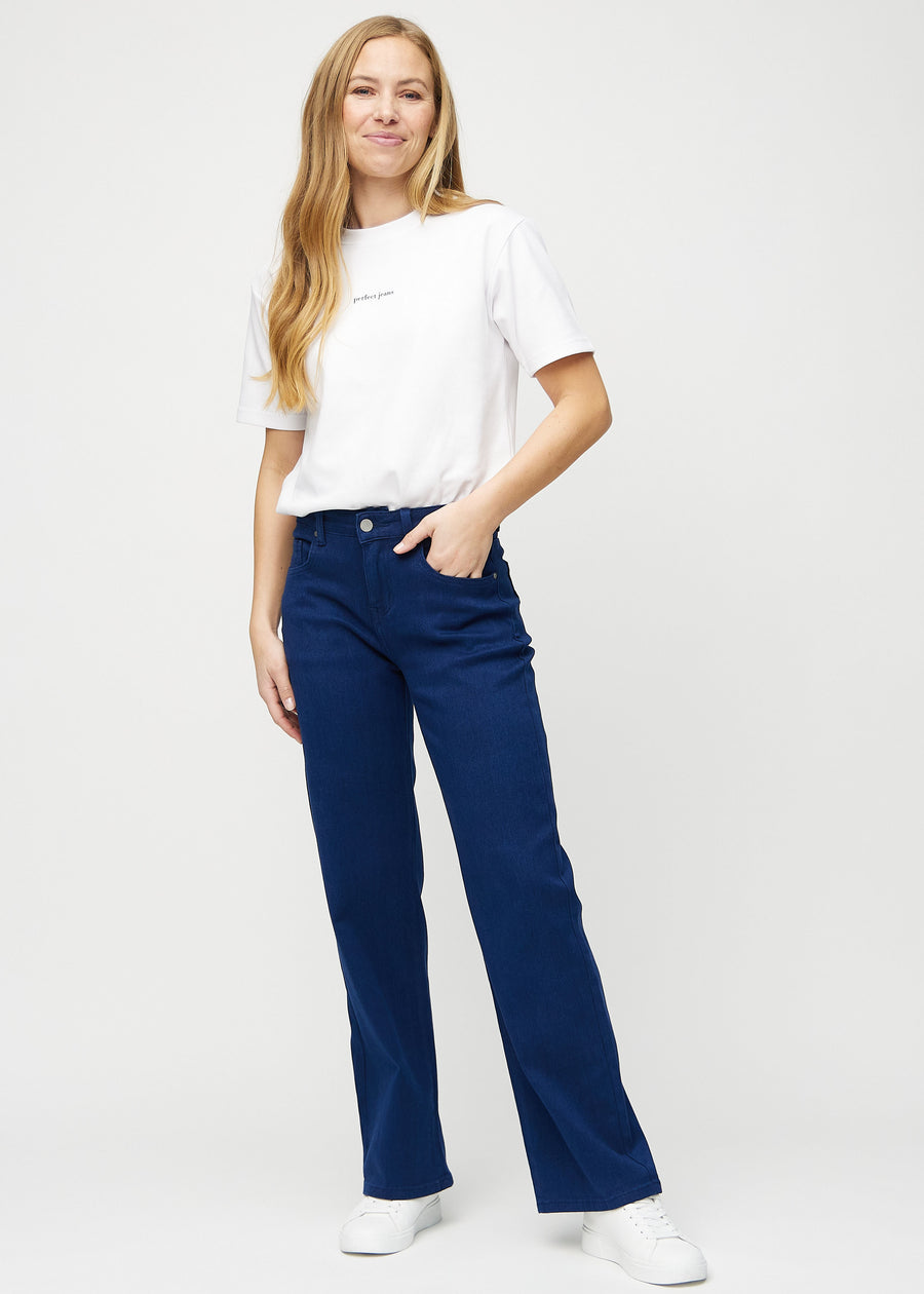 Loose jeans för kvinnor i mörkblå, färgen Royals. Helbild av en modell som bär löst sittande jeans.