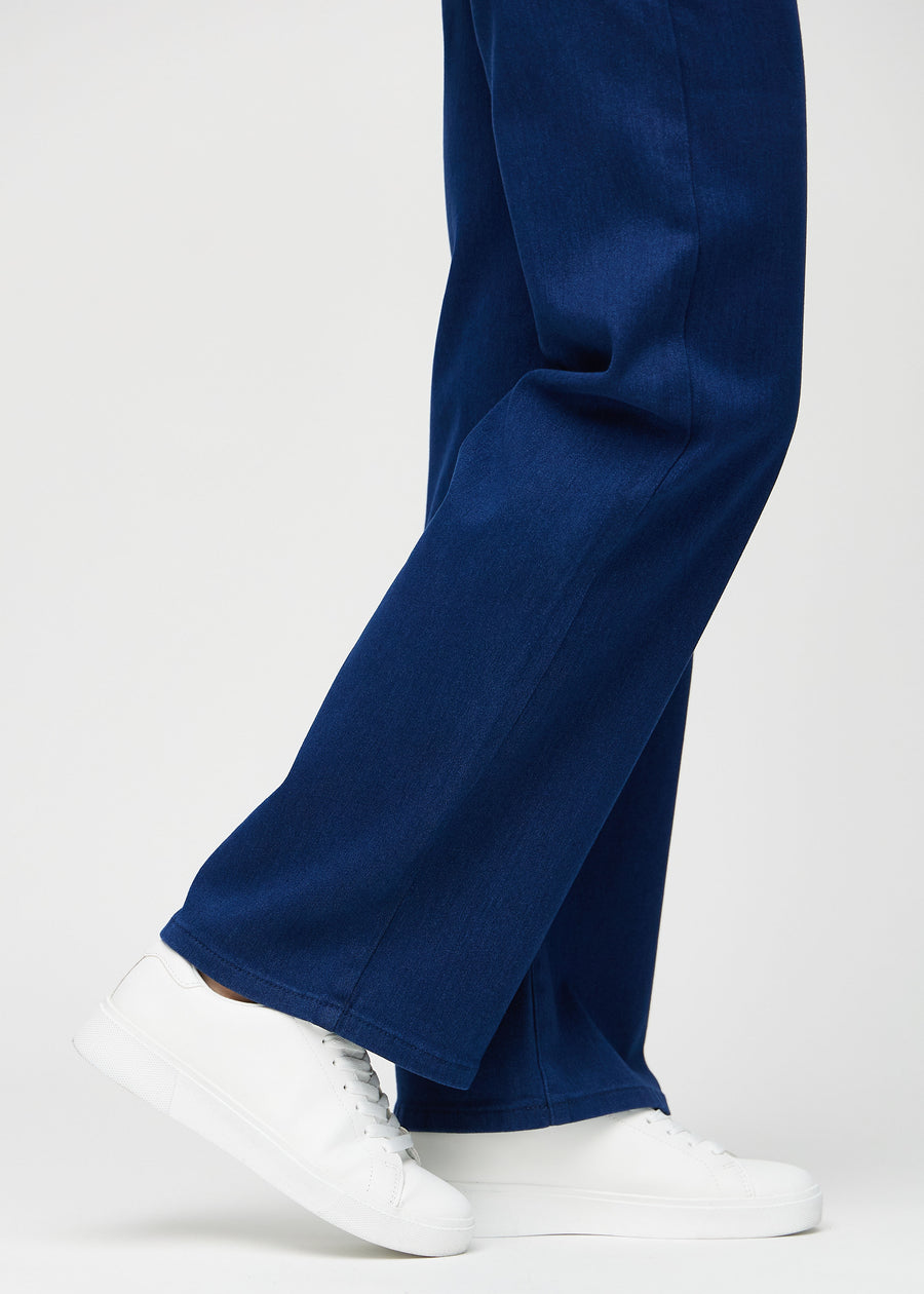 Loose jeans för kvinnor i mörkblå, färgen Royals. Närbild vid anklarna på en modell, som visar de vida bensluten.