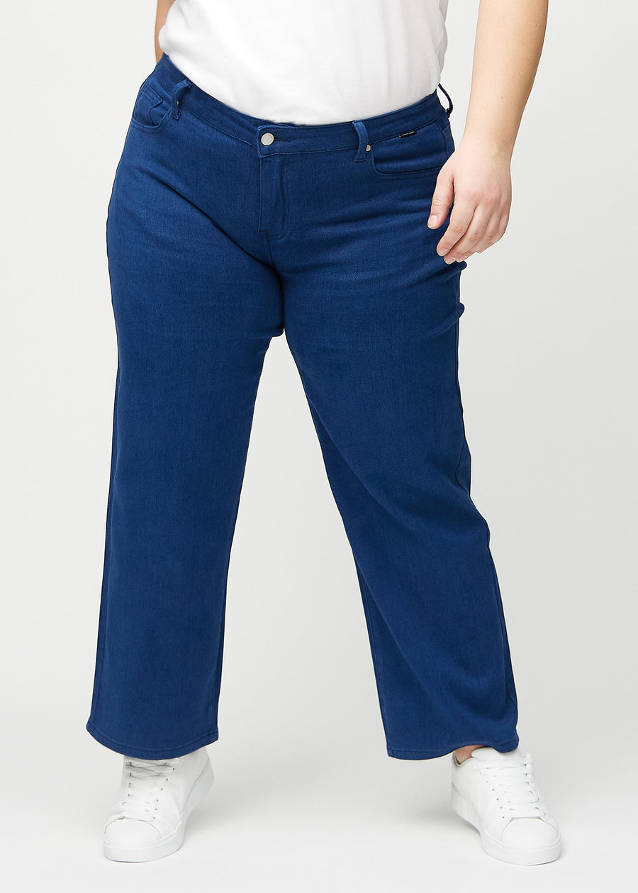 Loose jeans för kvinnor i mörkblå, färgen Royals. Framifrån på en plus size-modell, med rymlig passform och vida ben.