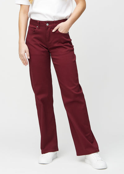Loose jeans för kvinnor i mörkröd, färgen Santas. Framifrån på en modell, med rymlig passform och vida ben.