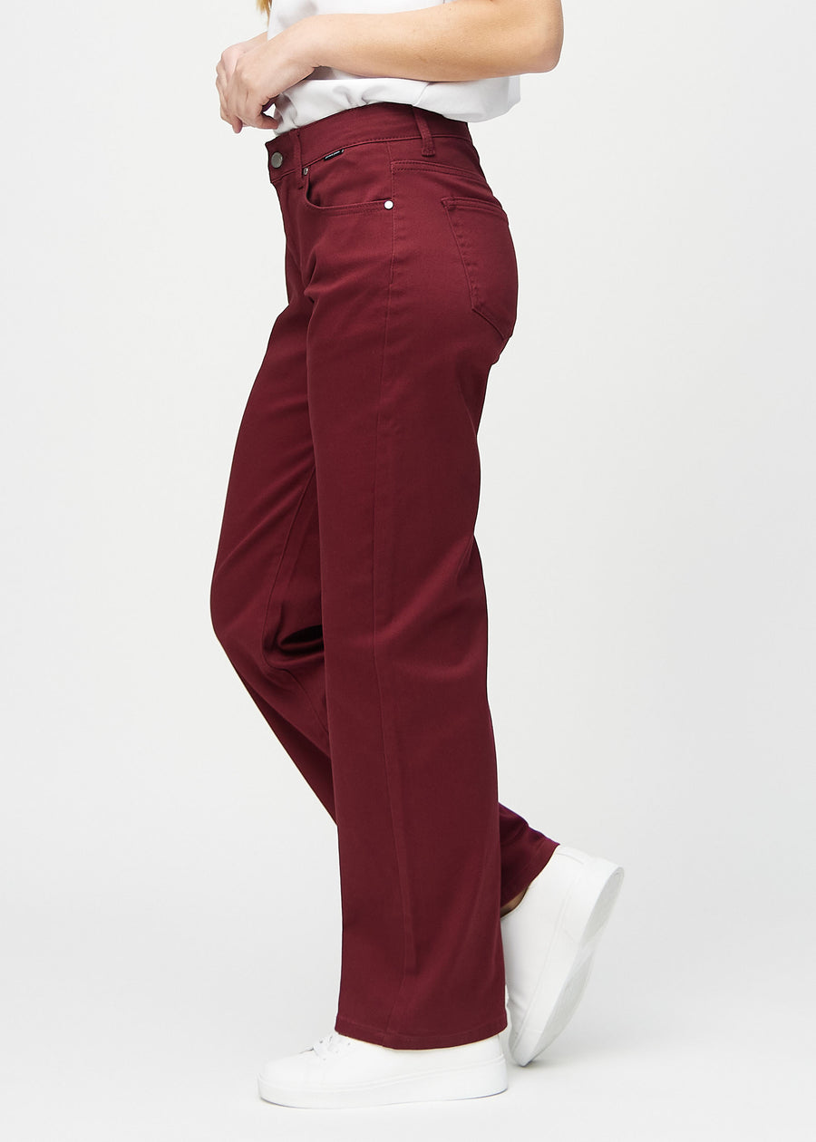 Loose jeans för kvinnor i mörkröd, färgen Santas. Från sidan på en modell, med synlig lös passform.