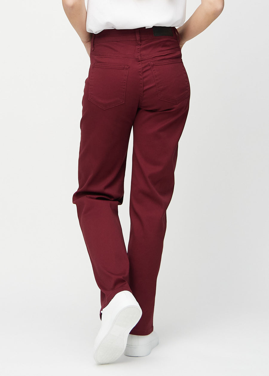 Loose jeans för kvinnor i mörkröd, färgen Santas. Bakifrån på en modell, så att hela den lösa passformen syns.