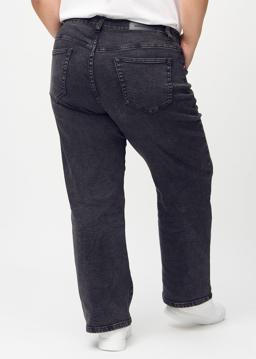Mörkgrå denim loose jeans sedd bakifrån på en plus-size-modell, så att man kan se hela produkten.