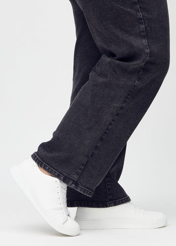 Anklarna på en plus-size-modell, så att man kan se hur löst jeansen sitter.
