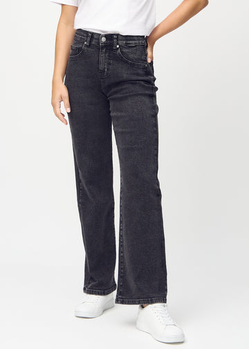 Mörkgrå denim loose jeans, modellnamn Shadows, som är löstsittande med mycket vidd i benen, sedd framifrån.