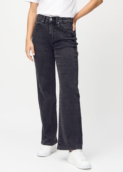 Mörkgrå denim loose jeans, modellnamn Shadows, som är löstsittande med mycket vidd i benen, sedd framifrån.