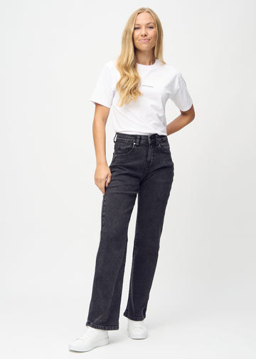 Helbild av modell i mörkgrå denim loose jeans.