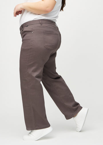 Loose jeans för kvinnor i gråbrun, färgen Thunders. Från sidan på en plus size-modell, med synlig lös passform.