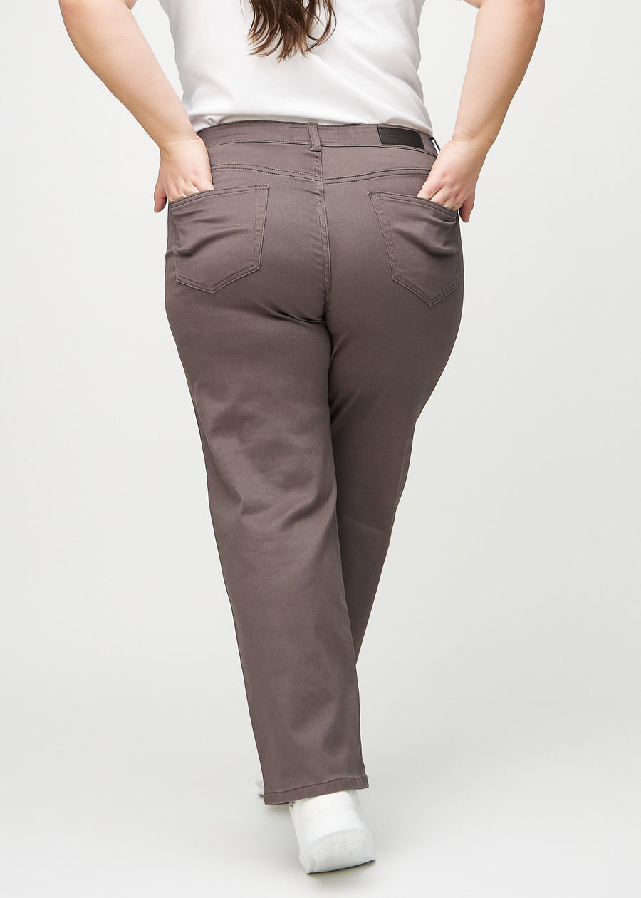 Loose jeans för kvinnor i gråbrun, färgen Thunders. Bakifrån på en plus size-modell, så att hela den lösa passformen syns.