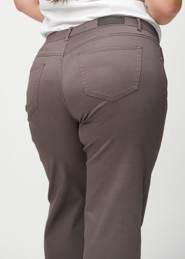 Loose jeans för kvinnor i gråbrun, färgen Thunders. Närbild bakifrån på en plus size-modell, som visar passform och detaljer.
