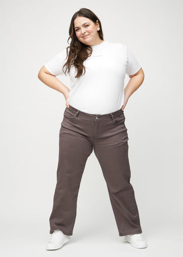 Loose jeans för kvinnor i gråbrun, färgen Thunders. Helbild av en plus size-modell som bär löst sittande jeans.