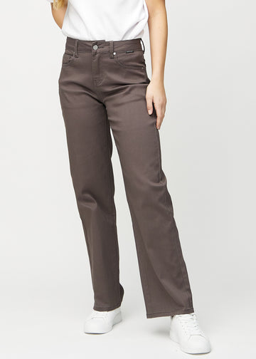 Loose jeans för kvinnor i gråbrun, färgen Thunders. Framifrån på en modell, med rymlig passform och vida ben.