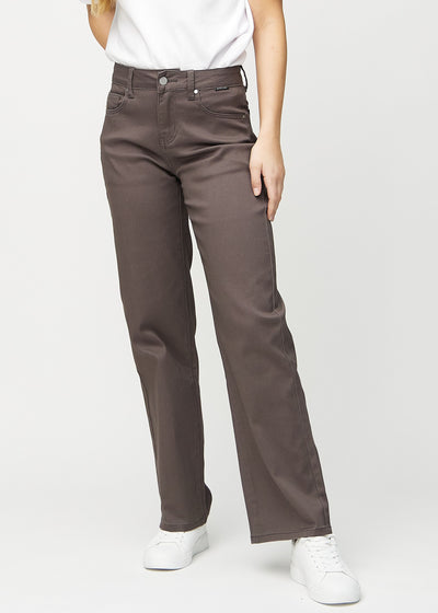 Loose jeans för kvinnor i gråbrun, färgen Thunders. Framifrån på en modell, med rymlig passform och vida ben.