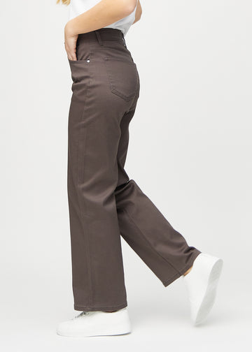 Loose jeans för kvinnor i gråbrun, färgen Thunders. Från sidan på en modell, med synlig lös passform.