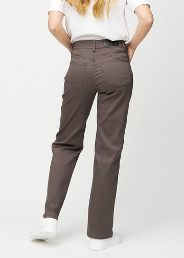 Loose jeans för kvinnor i gråbrun, färgen Thunders. Bakifrån på en modell, så att hela den lösa passformen syns.