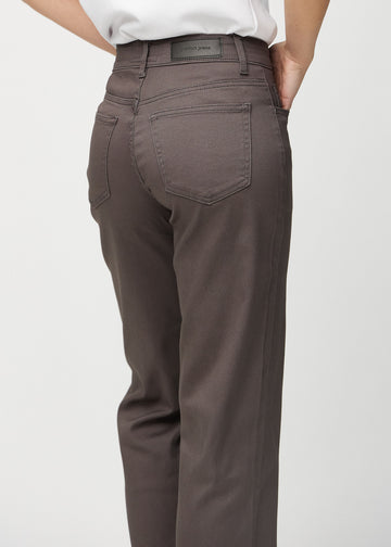 Loose jeans för kvinnor i gråbrun, färgen Thunders. Närbild bakifrån på en modell, som visar passform och detaljer.