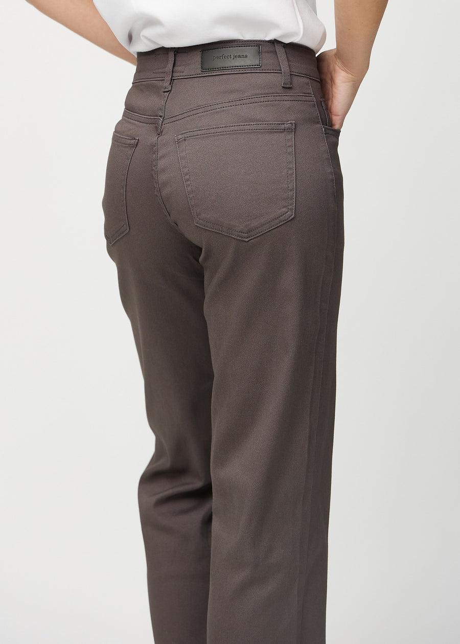 Loose jeans för kvinnor i gråbrun, färgen Thunders. Närbild bakifrån på en modell, som visar passform och detaljer.