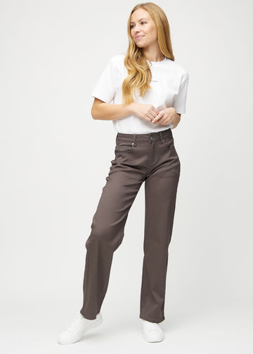 Loose jeans för kvinnor i gråbrun, färgen Thunders. Helbild av en modell som bär löst sittande jeans.