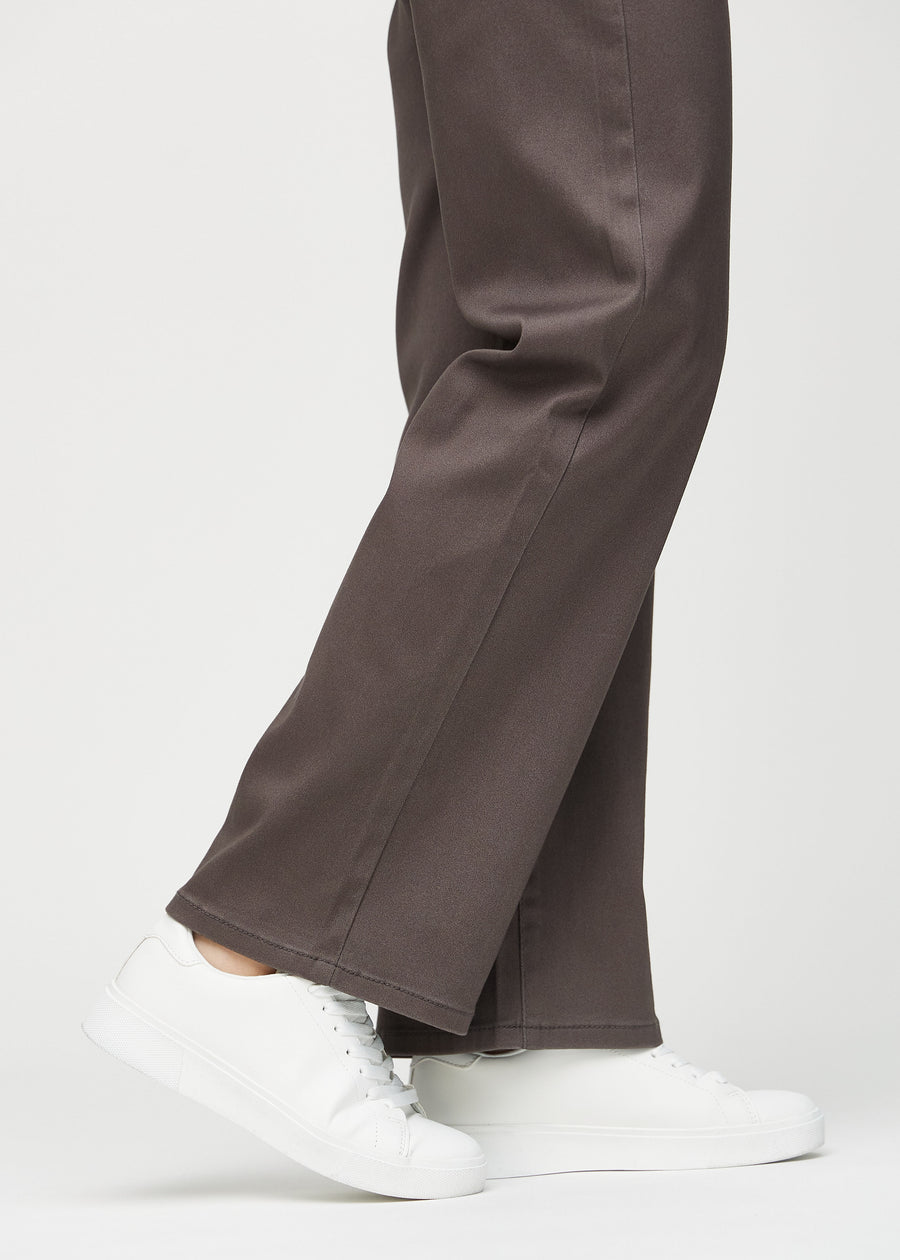 Loose jeans för kvinnor i gråbrun, färgen Thunders. Närbild vid anklarna på en modell, som visar de vida bensluten.