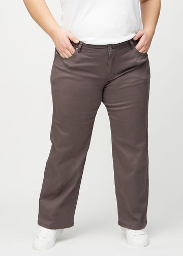 Loose jeans för kvinnor i gråbrun, färgen Thunders. Framifrån på en plus size-modell, med rymlig passform och vida ben.