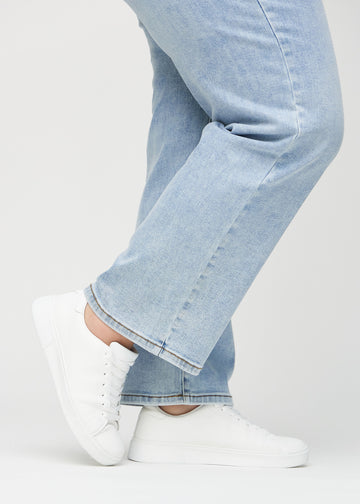 Anklarna på en plus-size-modell, så att man kan se hur löst jeansen sitter.