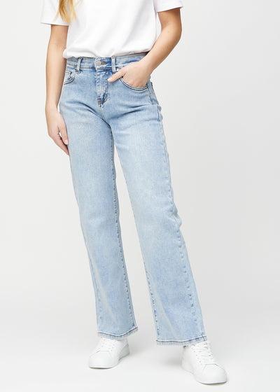 Ljus denim loose jeans, modellnamn Waves, som sitter löst med mycket vidd i benen, sedd framifrån.